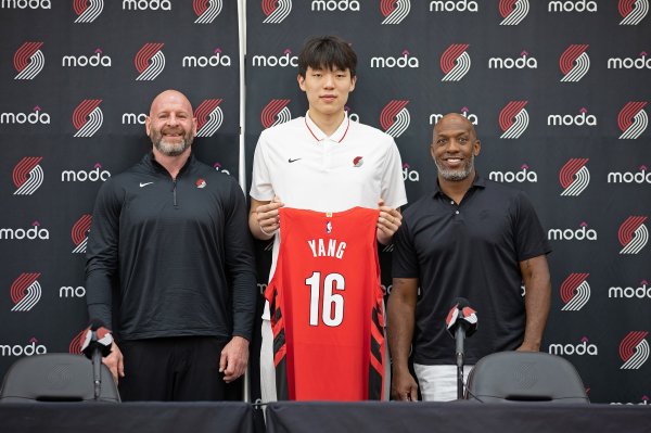 从外国记者询问杨瀚森名字发音 浅谈名字背后的尊重与认同