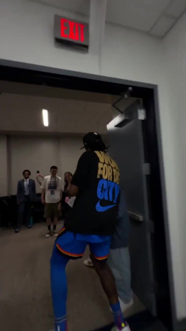开心的舞步！杰伦威球员通道不停大喊“我们是第一名  ！”