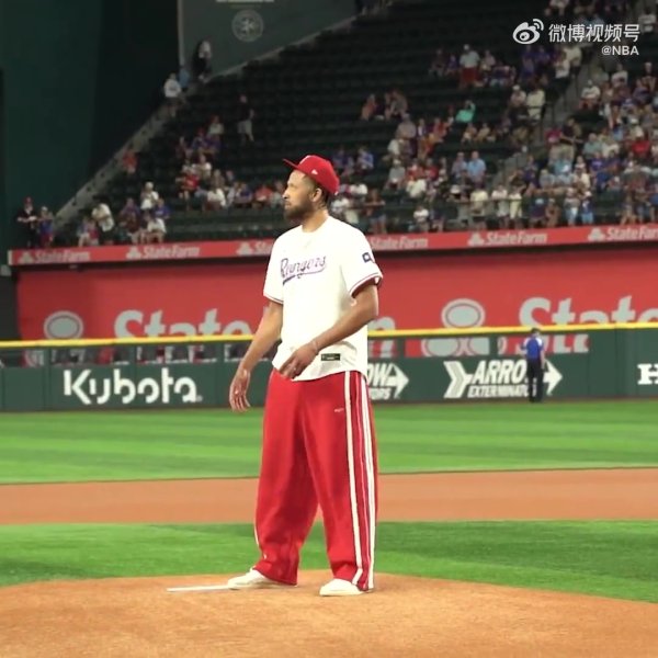 跨界互动！康宁汉姆现身家乡阿灵顿 为MLB德州游骑兵队开球⚾️