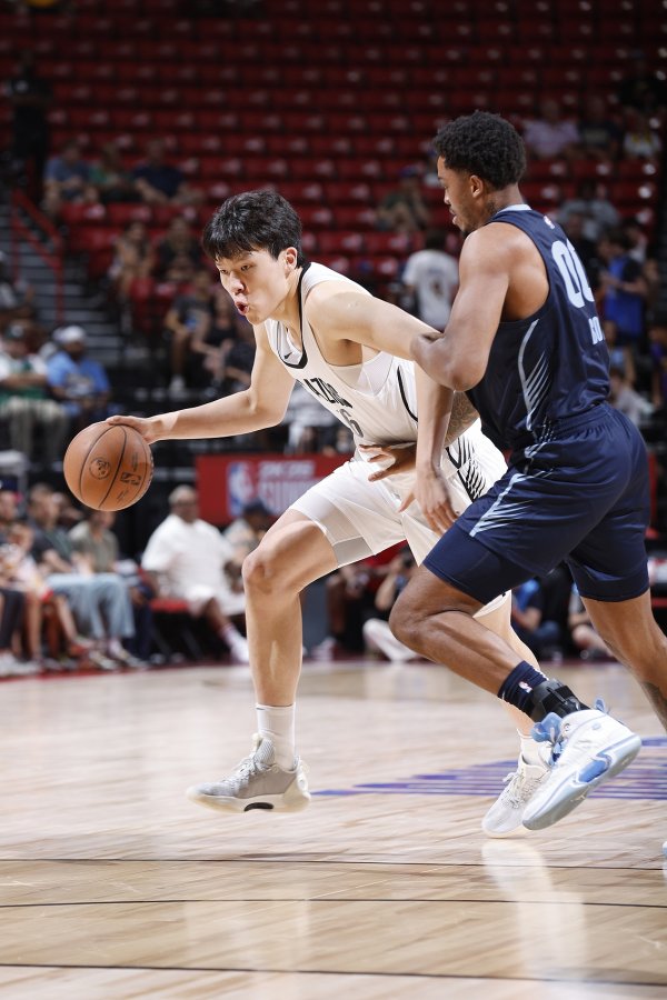 王健：杨瀚森有亮点也暴露出了不足 尤其是对于篮板球  球的保护