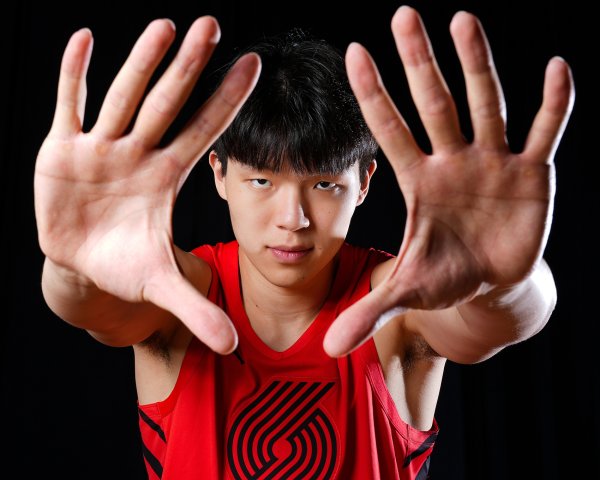 相当可以👍杨瀚森夏联至今场均10.8分5.3板3.8助2.3帽