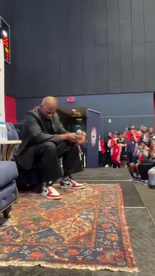 😭保罗动情落泪！现场球迷高喊“CP3”！保罗情至深处潸然泪下