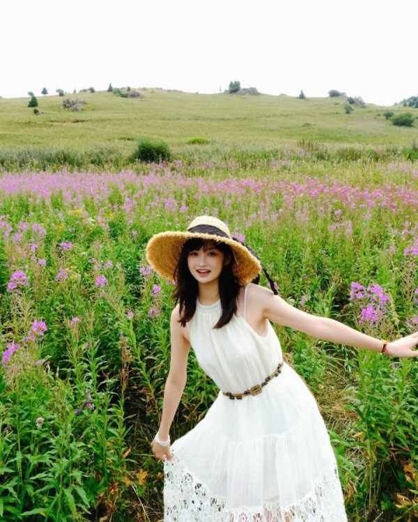 好甜❤️💐～ 杨瀚森女友在其社媒评论区留言：我爱你🥰