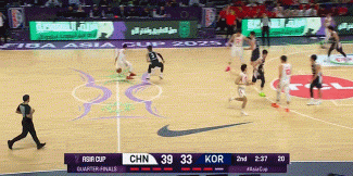 王俊杰三分不中后积极冲到篮下 抢到前场篮板球  上篮打进