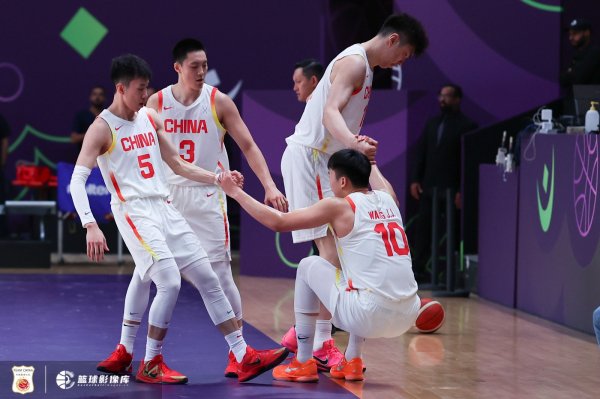 媒体人：区域防卫  都怕质量高的转移球 中国队后场球员线反应一定要快