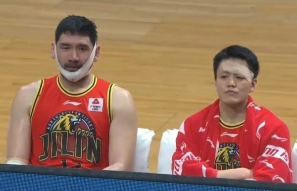 🤣🤣这个CBA世界级名场面的两位主角 都来过辽宁男篮了