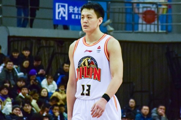 若辽篮和姜宇星签下顶薪 签约年限最短1年最长4年 薪水最高600万