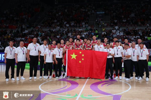 球迷：中国男篮真的天亮了😭球迷不再一味地指责 雷蒙走心回复