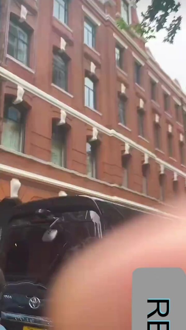詹姆斯坐车前往交大活动现场 球迷在马路疯狂追车拍车被保安推开