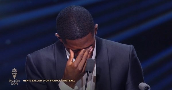 喜极而泣！登贝莱当选2025年金球奖，发表获奖感言时激动落泪