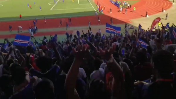 音量预警💥看台视角看54万人小国佛得角进世界杯 球迷陷入狂欢