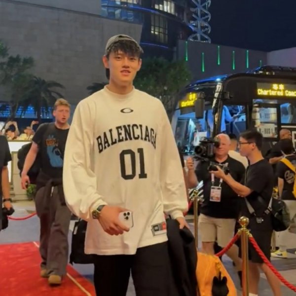 曾凡博帅气现身！布鲁克林篮网全队已抵达澳门！