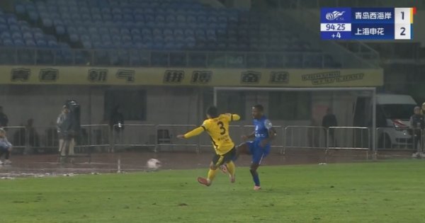 乌鸦坐飞机！赵宏略双腿跳起蹬踏马纳法，差点吃到西海岸第三红