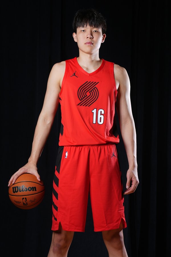 媒体人：杨瀚森首节打得有点狼狈 转换速度快 跟着跑身体素质  快速  下降