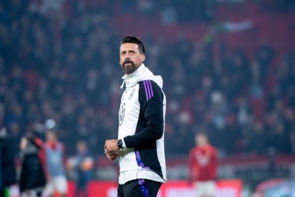 德媒：一名海登海姆球迷从看台跌落负伤  ，直升机降落在运动活动    场  上救援