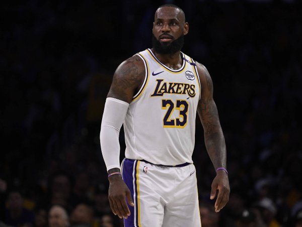 詹姆斯身边人士：大家都在试图预测他何时退役 但没人真正知道