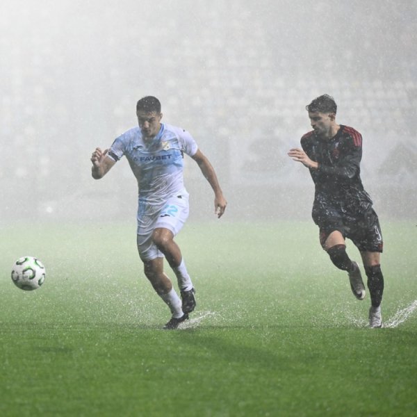 因暴雨和球场严重积水问题，欧协联一比赛被迫中断