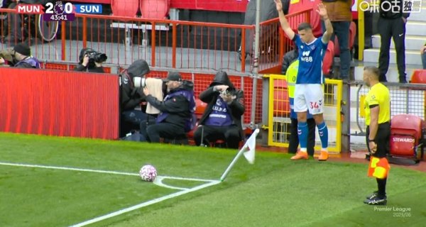 狂风+暴雨！老特拉福德场内的角旗杆快被风吹倒了