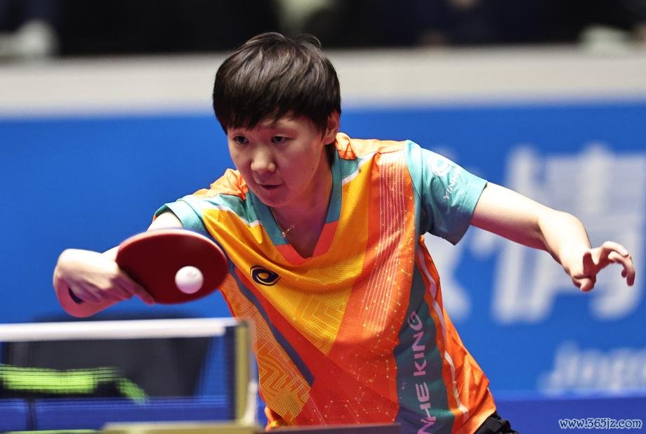 [图]王曼昱4-3险胜范思琦 晋级下一轮  十五运会女单16强乒乓球教学