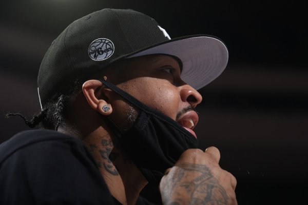 艾弗森：我爱库里的赛事  方式 他的为人和角逐  心态都值得学习