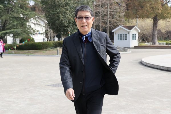 东体：81岁高龄徐根宝再次亲自率队，上海全运U20男足出征广东