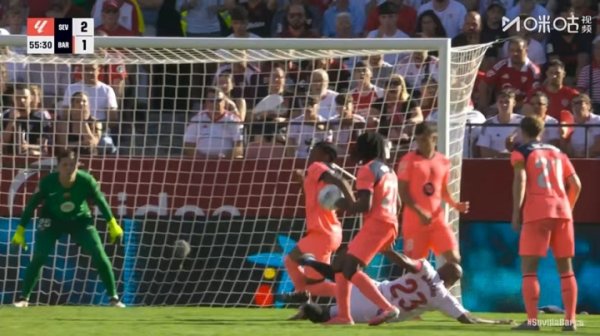 塞维利亚攻门击中巴尔德手臂！裁判    和VAR认定不是十二码球