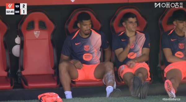 疑似出现伤情！被换下的阿劳霍左小腿缠着冰袋