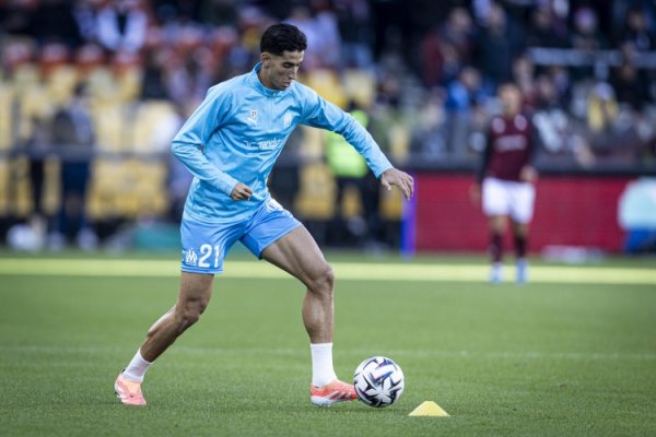 邮报：马赛后场球员阿格德在机场遭到球迷袭击，差点被扇脸