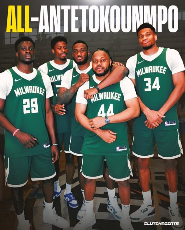 美媒晒五人全是字母哥阵形    ：踢古代足球    的大哥也来凑数了