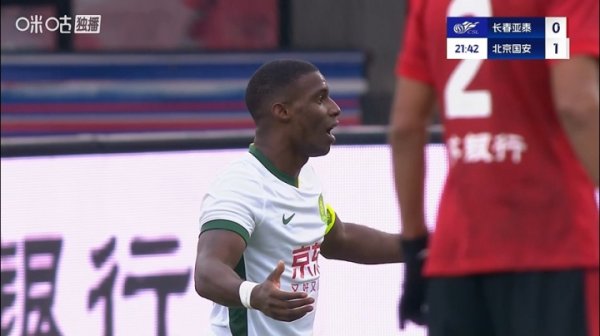 法比奥单刀球过掉门将后接触倒地，主裁判和VAR认定不是点球