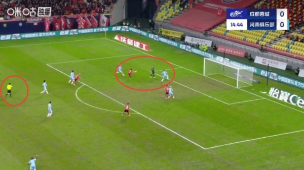 河南手球在先蓉城进球无效？胡荷韬进球前，主裁艾堃就已先响哨