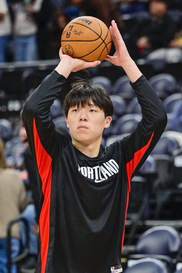 季前赛三分10中4！杨瀚森：NBA需要有三分能力把对方内线拉出来