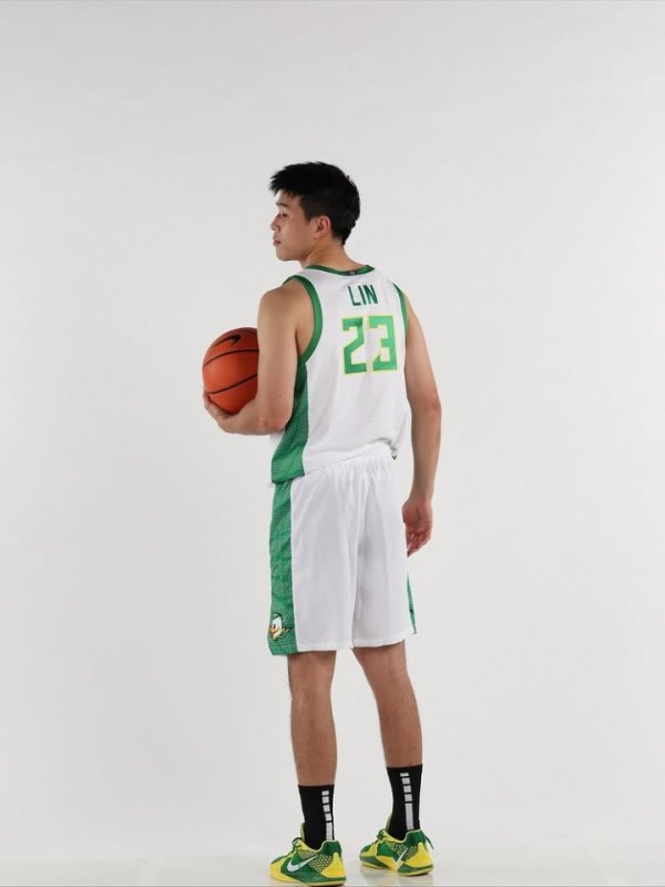 身披23号！林葳晒俄勒冈大学定妆照：冲啊！俄勒冈鸭！