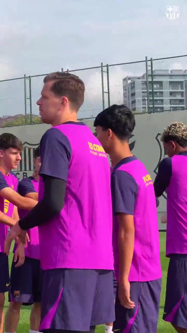 🎉巴萨球员在练习  课列队用拍头礼祝贺德容续约、费尔明伤愈归队