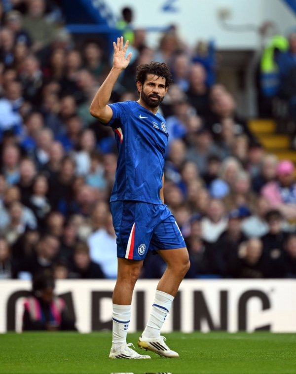 依旧盛世美颜！37岁迭戈-科斯塔重回蓝桥，身材对比阿扎尔如何？