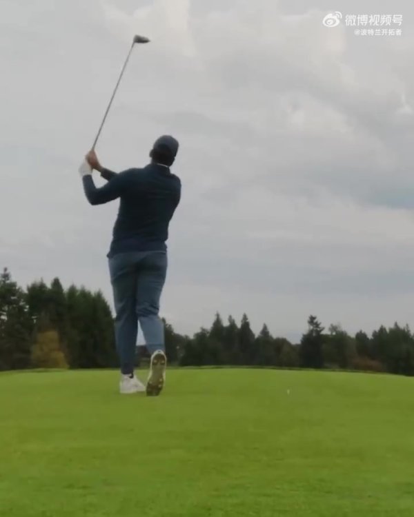 赛季开始前解压  一下！比卢普斯带克林根和卡马拉打高尔夫球