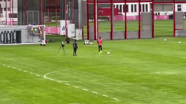 好消息！记者：穆西亚拉在小腿骨裂  后首次重返运动活动    场  进行复健    练习