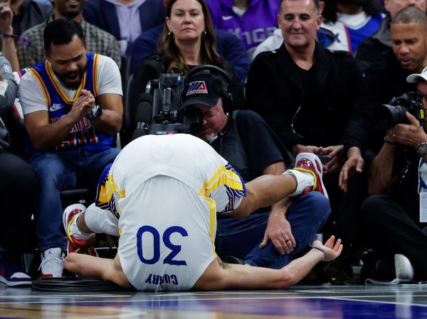 骨子里的浪😂库里防守反击2打1背传砸自己脚直接错误  ……